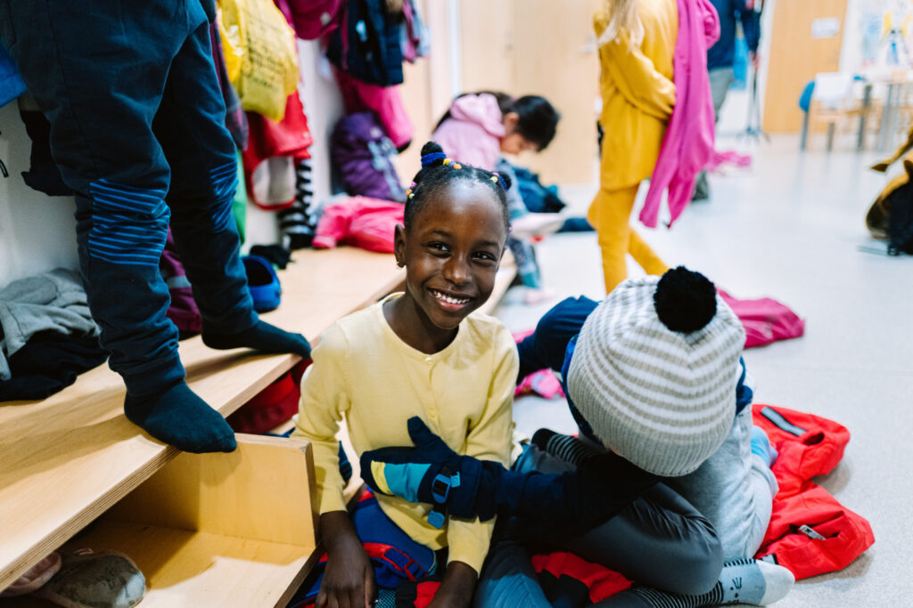 Lapset valmistautuvat ulkoiluun päiväkodissa.